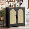 Sideboard verbindet Metallgriffe und geflochtene Elemente