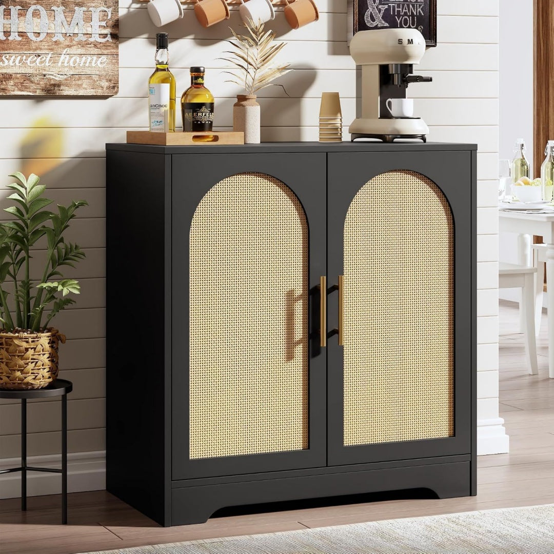Sideboard verbindet Metallgriffe und geflochtene Elemente