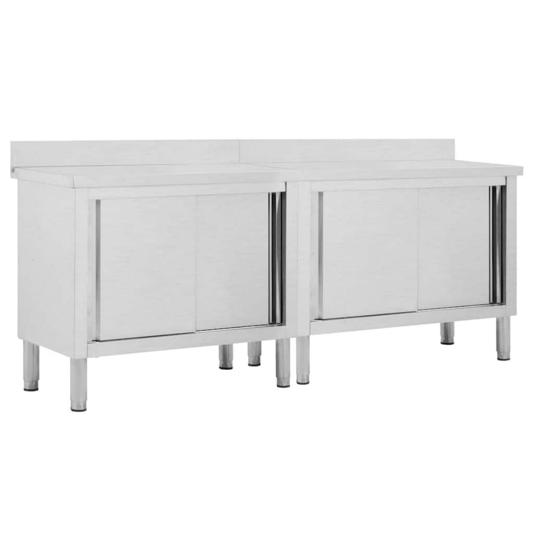 Das Sideboard zeigt Schiebetueren in Silber