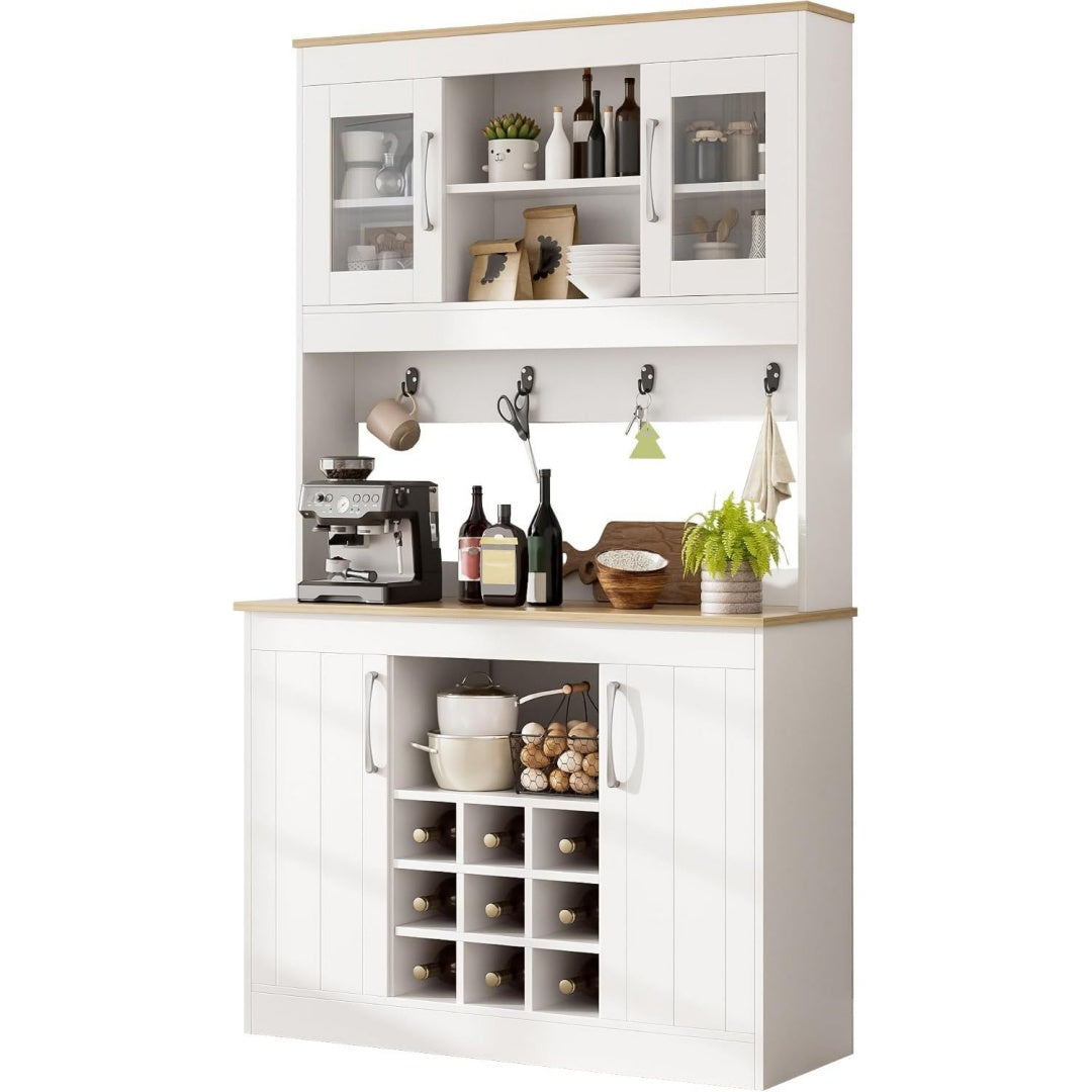 Glastueren und matte Oberflaechen an dem Sideboard