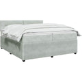 Das Boxspringbett misst 200 x 200 cm in Hellgrau