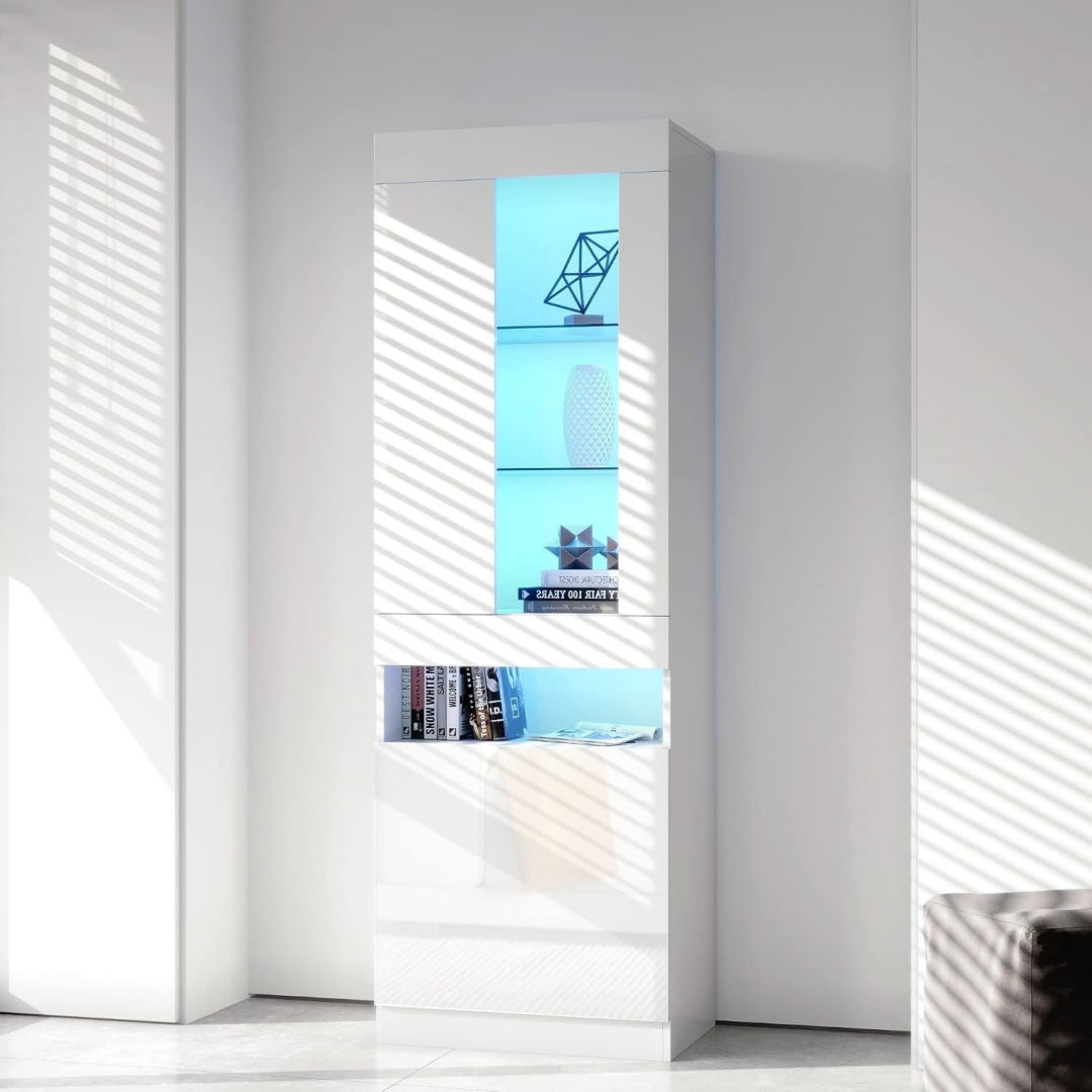 Glasablagen ergaenzen die Vitrine