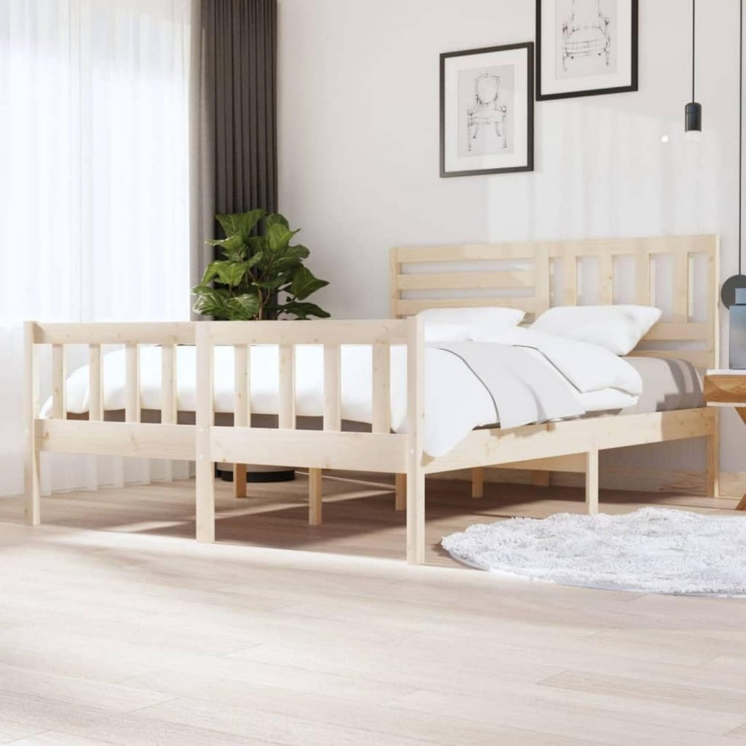 Das Bettgestell misst 160 x 200 cm in Naturbraun aus Massivholz