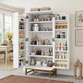 Sideboard verbindet goldfarbene Griffe und verstellbare Ablagen