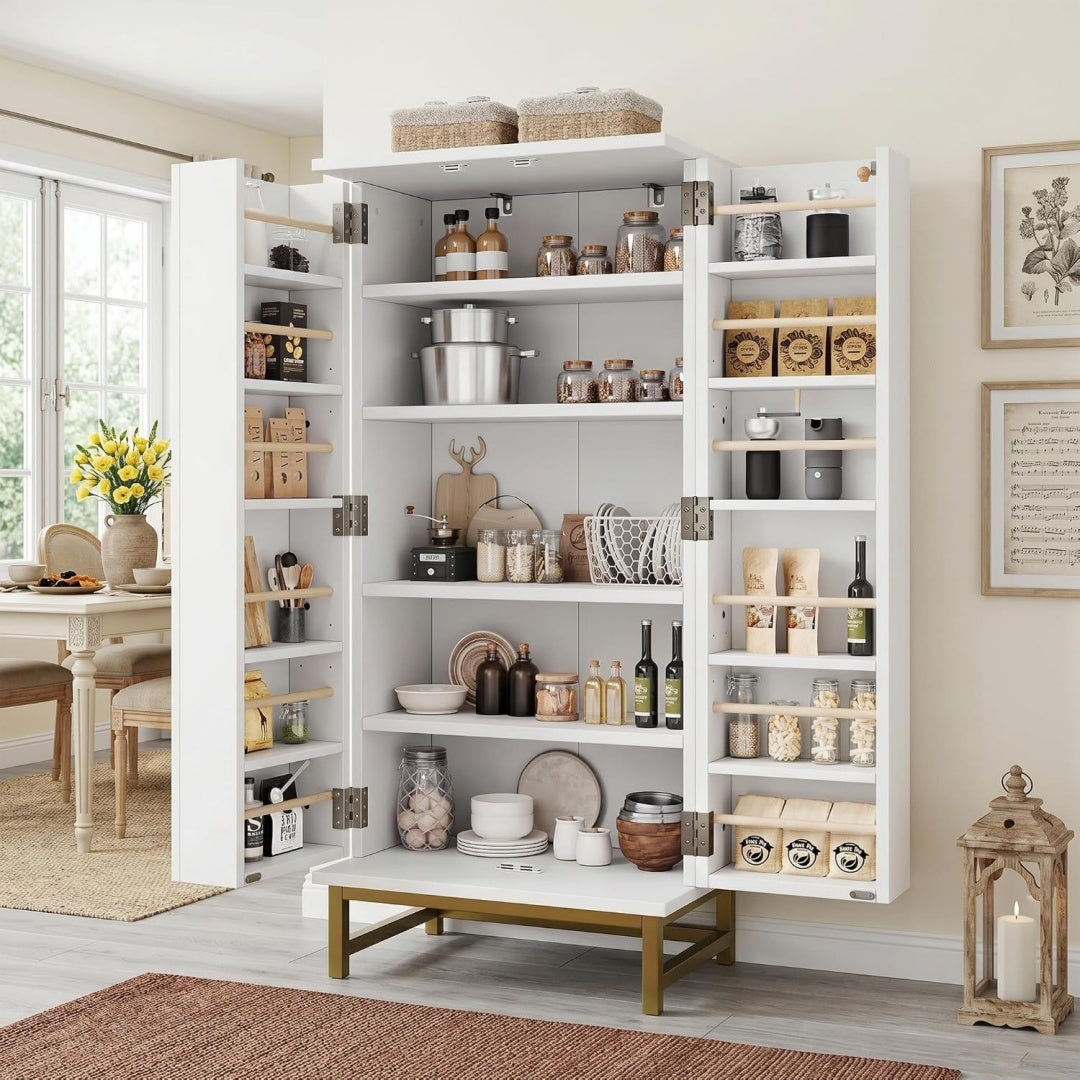 Sideboard verbindet goldfarbene Griffe und verstellbare Ablagen