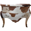Weiss und Braun bestimmt die Farbgebung von dem Sideboard