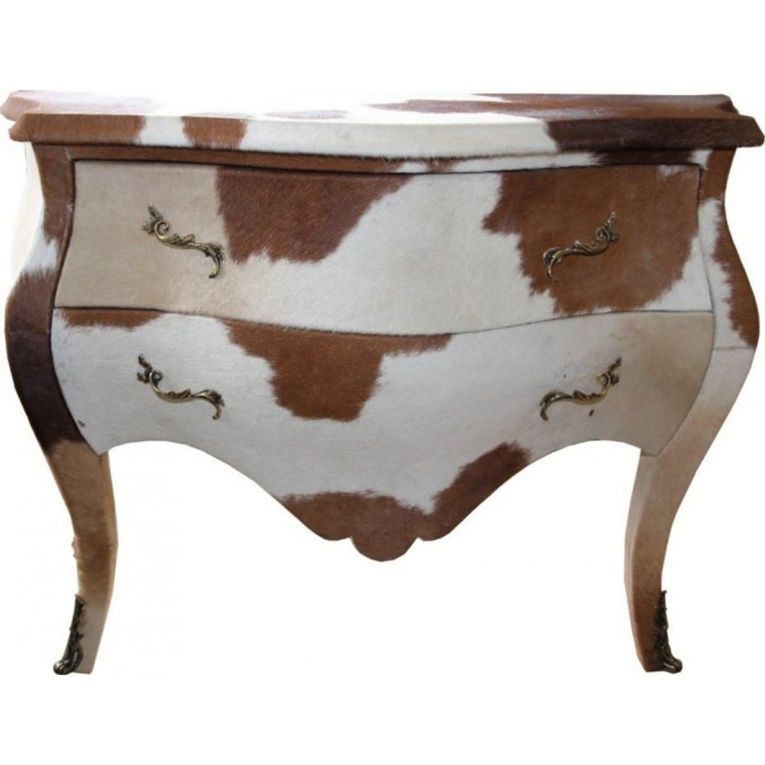 Weiss und Braun bestimmt die Farbgebung von dem Sideboard
