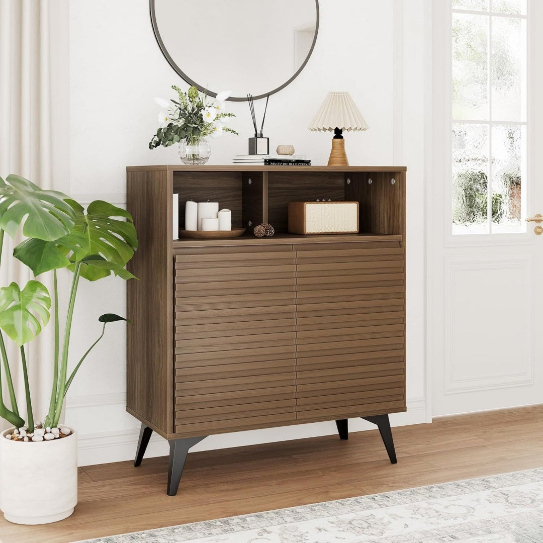 Sideboard mit offenen Ablagen und strukturierten Fronten
