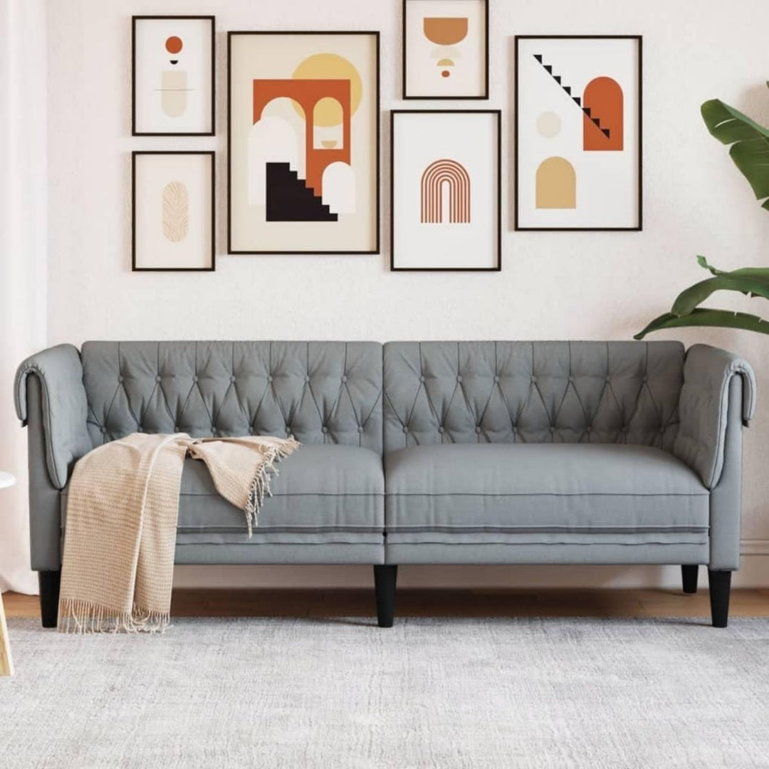 Sofa mit Armlehnen und Knopfheftung